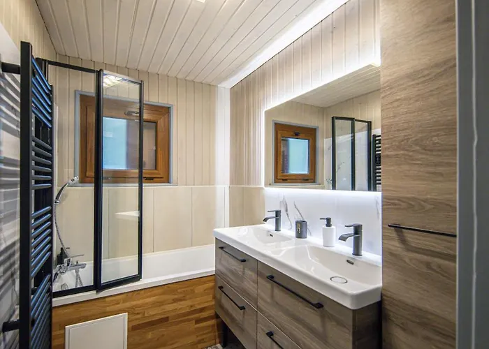 Jacuzzi 6 Places & Salle De Jeux & Proche & Parking Prive Chalet